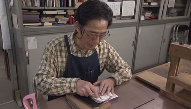 Японец реставрирует старые книги
