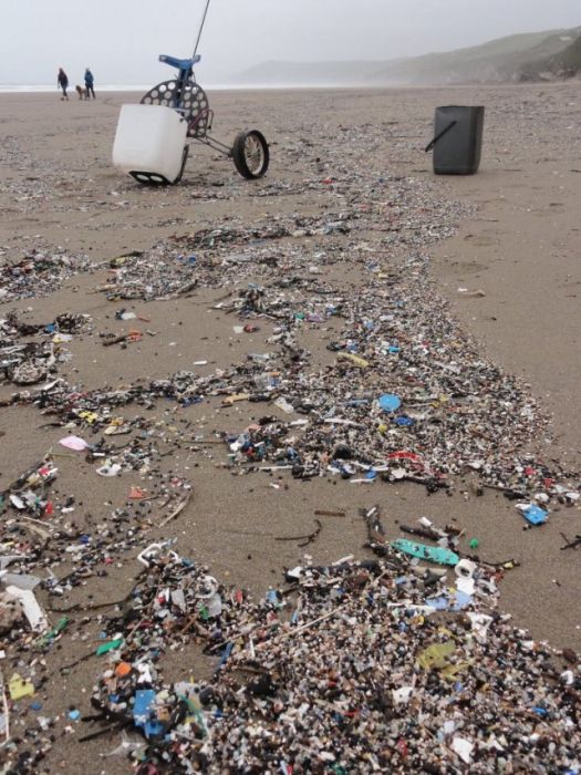 Пластиковый мусор с пляжа в Великобритании
