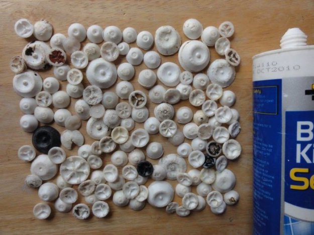 Пластиковый мусор с пляжа в Великобритании