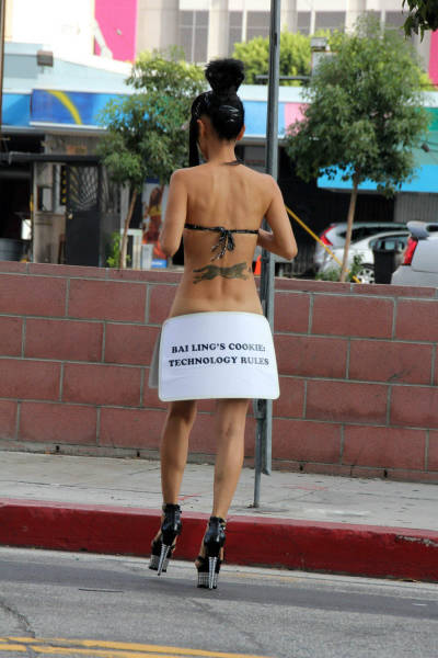 Бай Лин в откровенном наряде на улицах Лос-Анджелеса