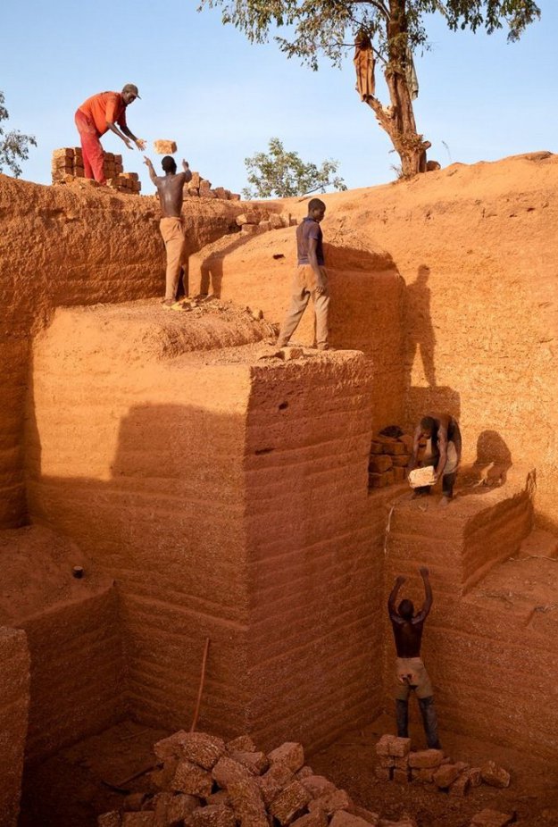 Кирпичный карьер в африканской деревне