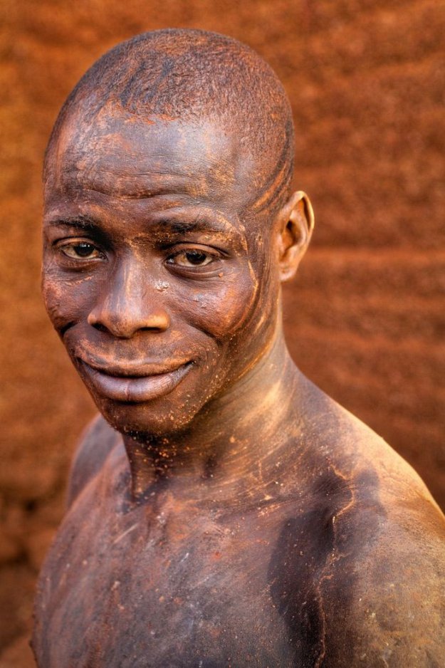 Кирпичный карьер в африканской деревне