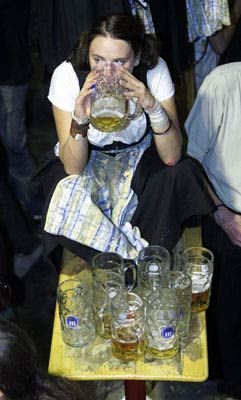 Сколько пива способна выпить эта девушка?)