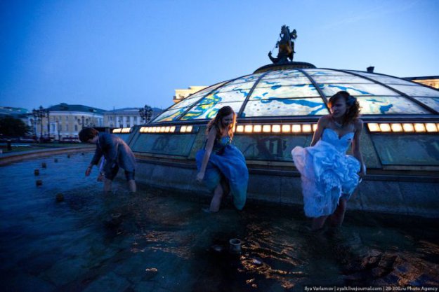Московские выпускники купаются в фонтанах