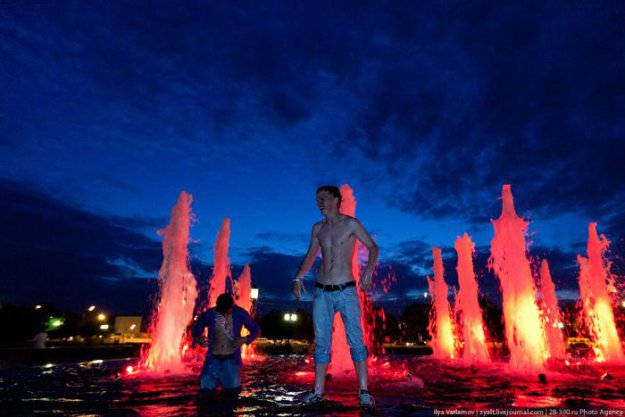 Московские выпускники купаются в фонтанах