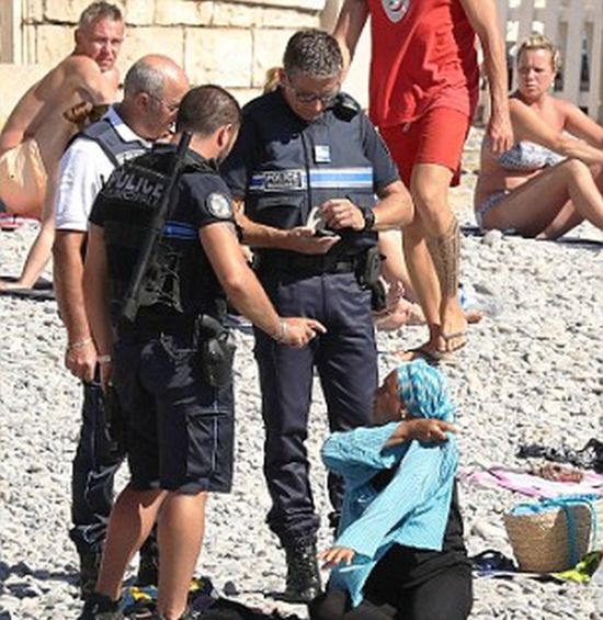 Полиция Франции контролирует запрет на ношение буркини