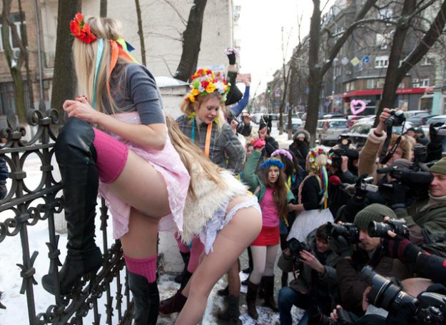В День влюбленных Femen
