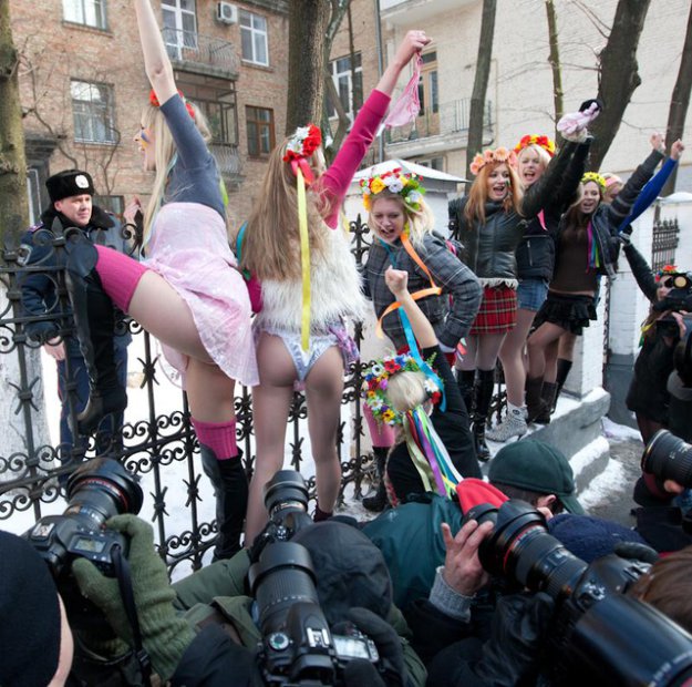 В День влюбленных Femen