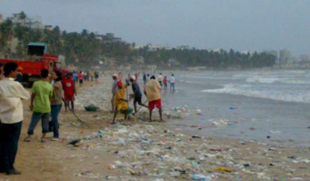 Победитель номинации «Самый грязный пляж мира»