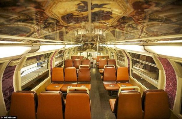 Великолепный поезд в метро