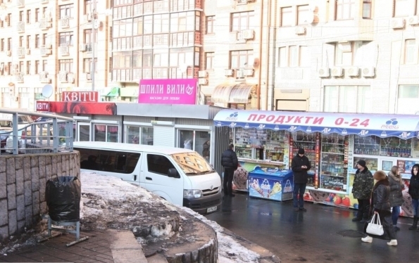 Не понравившийся Азарову секс-шоп закрыли