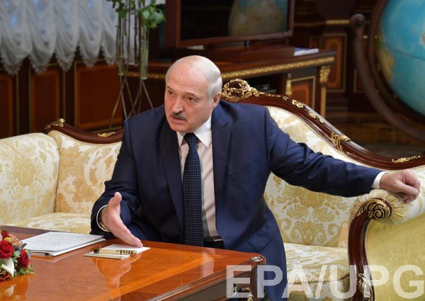 Лукашенко говорит, что во Франции тоже протестуют, а Макрон не уходит, но забывает, что претензий к честности и прозрачности выборов Макрона нет
