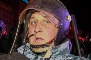 В интернете опознали командира роты Беркута, руководившего избиением студентов на Евромайдане В интернете опознали командира роты Беркута, руководившего избиением студентов на Евромайдане