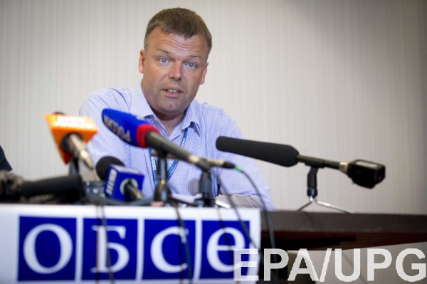 Хуг заявил об обстрелах с двух сторон