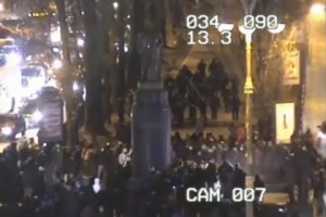 Около 60 человек в масках пытались залезть на памятник и забросать его горящими предметами Около 60 человек в масках пытались залезть на памятник и забросать его горящими предметами