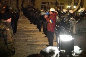 Еще несколько часов назад возле Дома офицеров было спокойно Еще несколько часов назад возле Дома офицеров было спокойно