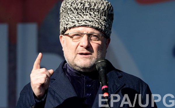 Также министр подчеркнул, что доказательств о том, что геев пугают в Чечне нет
