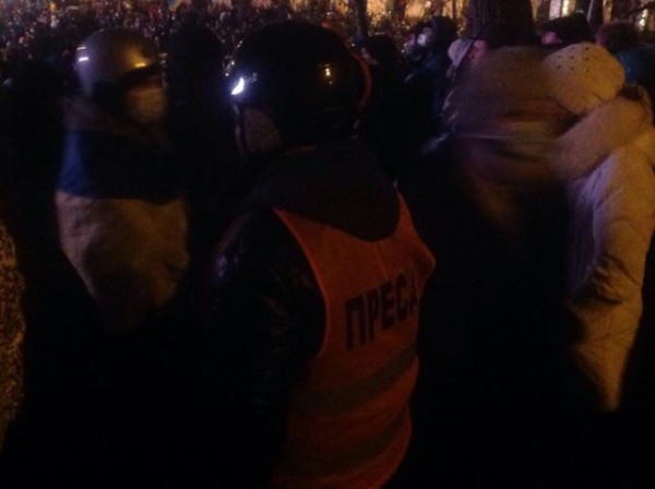 В журналистов возле стадиона Динамо попала граната, есть пострадавшие В журналистов возле стадиона Динамо попала граната, есть пострадавшие