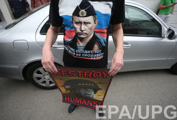 Фанат Путина в Сербии на акции против удара по Сирии