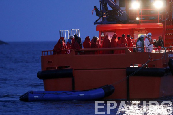 Судно быстро набрало воду и все пассажиры оказались в открытом море.