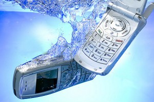 Упавший в воду телефон можно оживить!