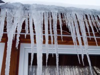 Во Львове сосулька травмировала 20-летнего парня