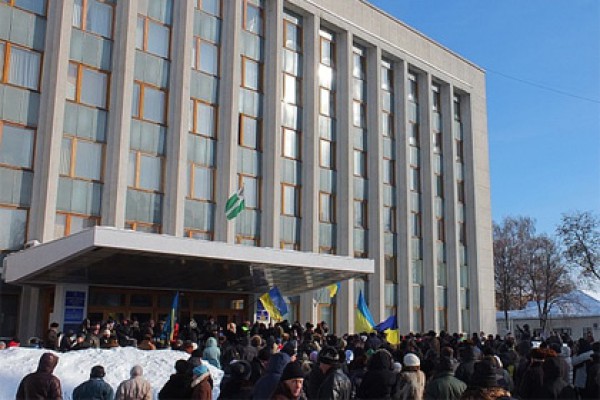 Митингующие согласились покинуть здание.