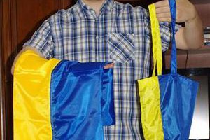 Во Львове продают сумки, сшитые из украинского флага