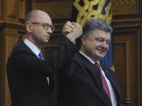 Порошенко наградил Яценюка
