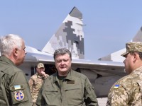 Порошенко: Никому не дам воровать у армии, руки отрублю