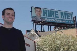 Мужчина, разместивший резюме на билборде, получил десятки предложений о работе и выбрал лучшее по его мнению 