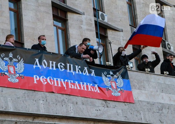 На данный момент приблизительно одна тысяча человек продолжают находиться возле захваченной Донецкой ОГА На данный момент приблизительно одна тысяча человек продолжают находиться возле захваченной Донецкой ОГА