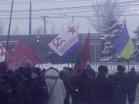 На митинге в Мариуполе подняли флаг с серпом и молотом