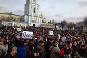На площадь постоянно прибывают новые митингующие На площадь постоянно прибывают новые митингующие