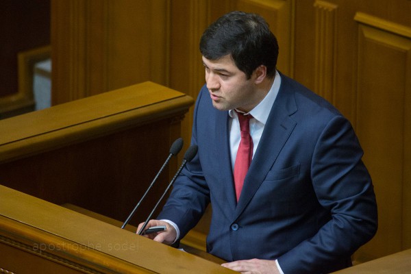 На момент покупки недвижимости Насиров работал в частных международных компаниях