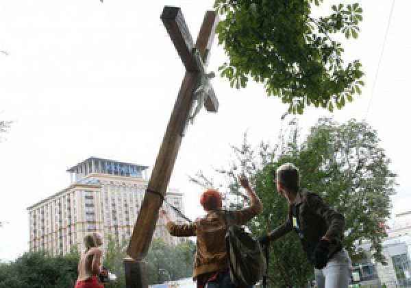 Акция FEMEN, вызвавшая недовольство в обществе Акция FEMEN, вызвавшая недовольство в обществе