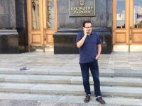 Голодающий депутат Березюк решил ночевать под АП