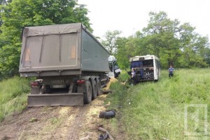 Фура врезалась в пассажирский автобус на Днепропетровщине