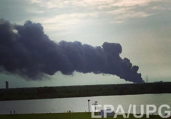 Ракета Falcon 9 взорвалась на стартовой площадке