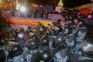 Ночью 30 ноября Евромайдан разогнал Беркут Ночью 30 ноября Евромайдан разогнал Беркут