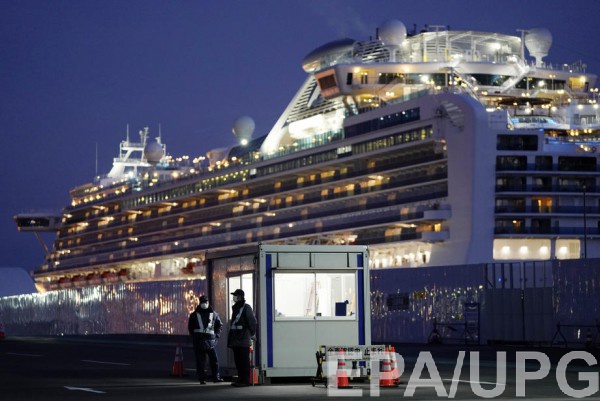 Круизный лайнер Diamond Princess на карантине у берегов Японии