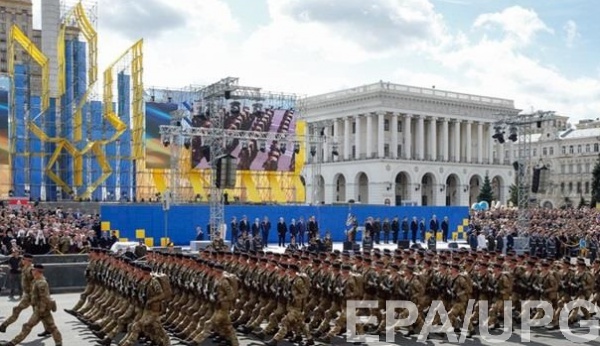 Во время парада теперь военные будут использовать приветствие "Слава Украине!" и "Героям слава!"