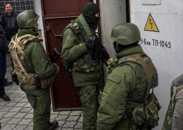 Тем не менее, воинские части Крыма находятся в окружении российских военных Тем не менее, воинские части Крыма находятся в окружении российских военных