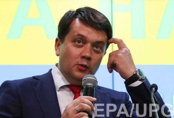 При этом Разумков убежден, что в таких случаях всегда должна быть проверка таких людей