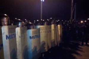 По словам очевидцев, 4 автобуса спецподразделения Беркут выстроились перед автомобилистами. Кроме тогопуть преградил кордон "беркутовцев" По словам очевидцев, 4 автобуса спецподразделения Беркут выстроились перед автомобилистами. Кроме тогопуть преградил кордон "беркутовцев"