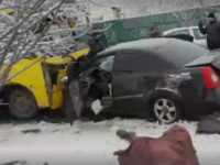 В Мариуполе авто влетело в маршрутку, есть жертвы