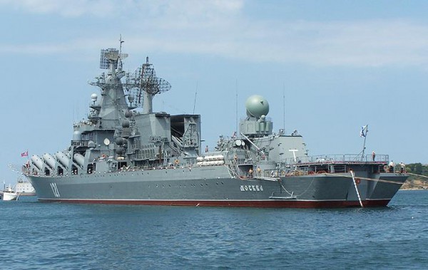 К украинским кораблям, вышедшим по тревоге в Черное море, приближаются три российских ракетных катера и крейсер Москва К украинским кораблям, вышедшим по тревоге в Черное море, приближаются три российских ракетных катера и крейсер Москва