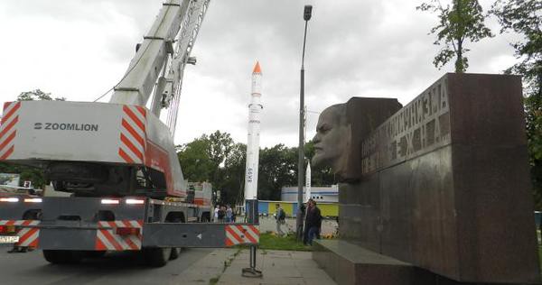 В Днепропетровске демонтировали гранитный памятник Ленину В Днепропетровске демонтировали гранитный памятник Ленину