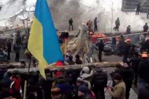 Участники европротестов начали сооружать новые баррикады Участники европротестов начали сооружать новые баррикады