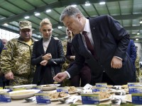 Фантастически: Порошенко сравнил новый сухпай со стряпней жены